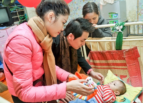 Vo chong Dang Khoi gian di lam tu thien hinh anh