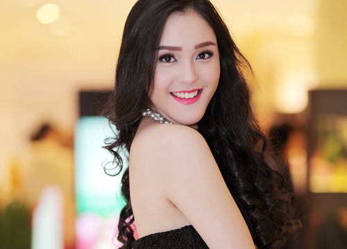 A hau Hoang Anh khoe vai tran trong ngay gia ret hinh anh