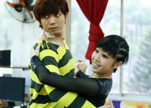 Tim doi ban nhay truoc dem thi vi chan thuong hinh anh