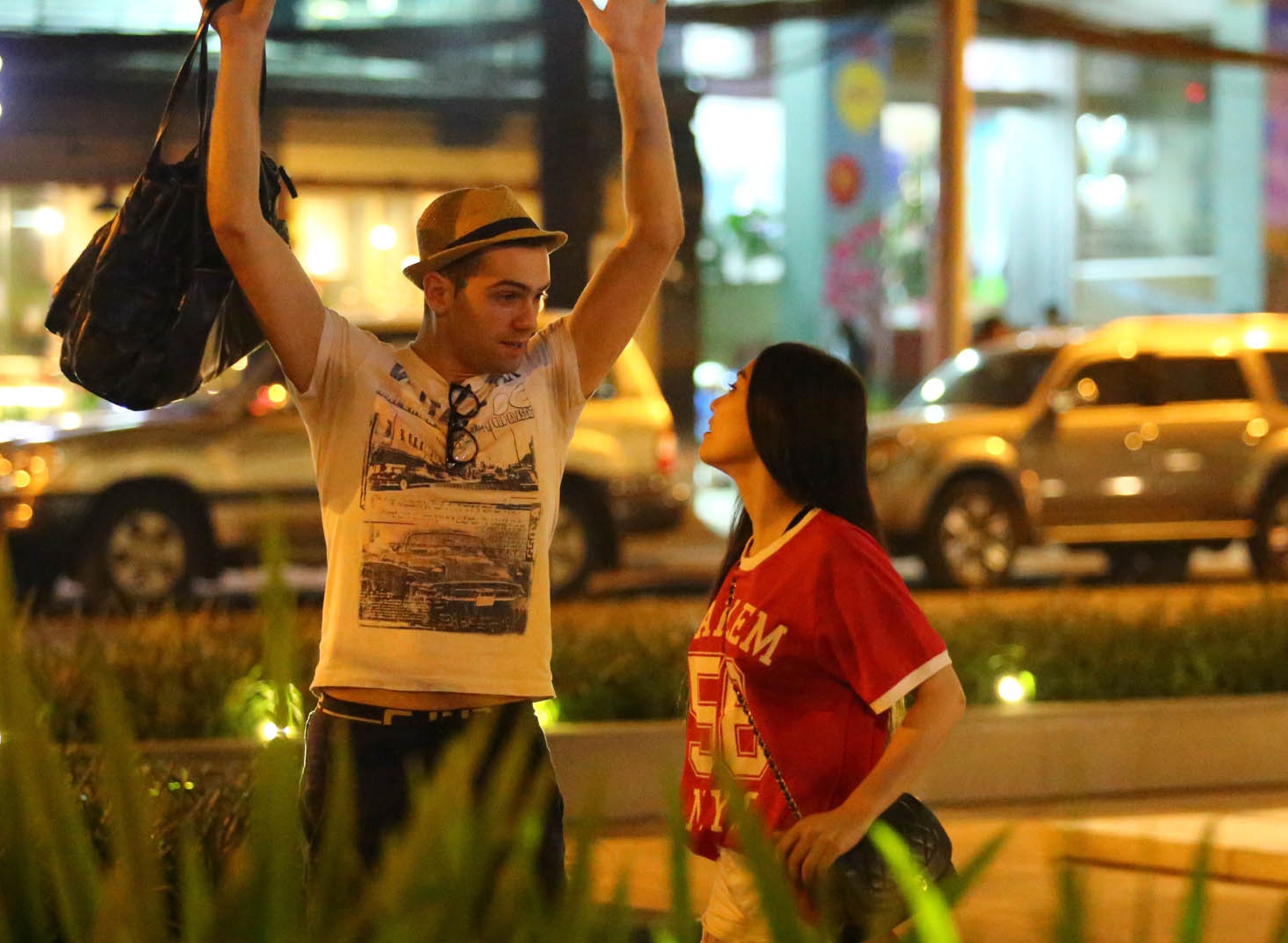 Trai Tay huong dan Thu Thuy tap nhay ngay tren pho hinh anh