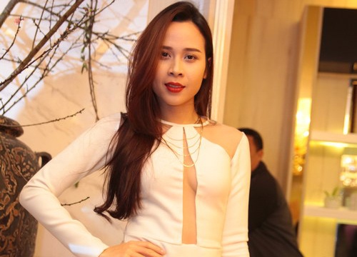 Luu Huong Giang khoe kheo nguc day khi du tiec mot minh hinh anh