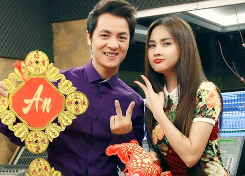 Dang Khoi vao phong thu cung DJ xinh dep hinh anh