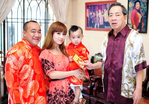 Cha con Hieu Hien xung xinh ao dai do di chuc Tet hinh anh