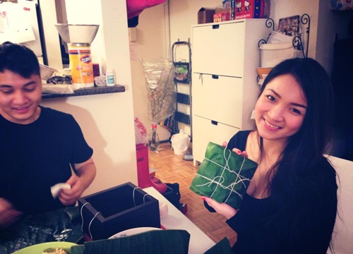 Thuy Top cung ban trai goi banh chung o My hinh anh