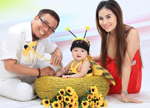 Hong To khoe anh nhi nhanh ben vo con trong ngay cuoi nam hinh anh