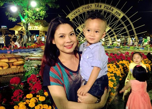 Thanh Thao dat con trai di choi cho hoa ngay Tet hinh anh