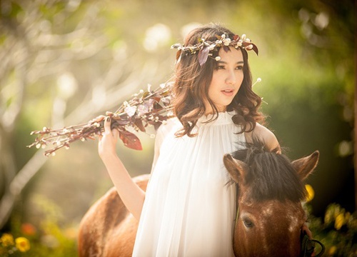 Hoa hau Ngoc Diem lam cong chua ben ngua ngay dau nam hinh anh