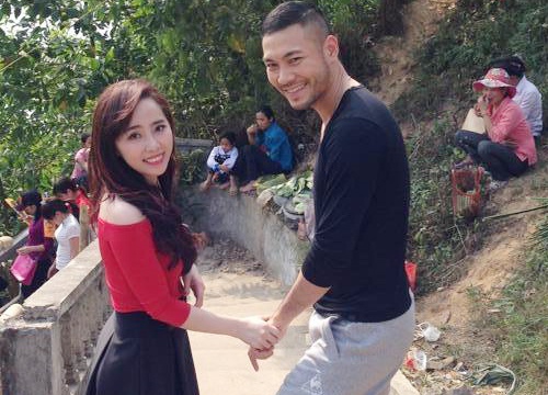 Quynh Nga nam tay ban trai nguoi mau di chua cau may hinh anh