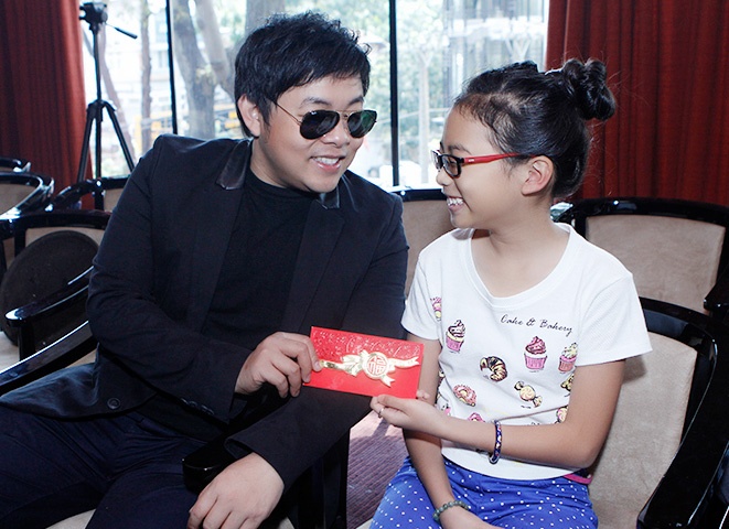 Phuong My Chi hon ho nhan li xi tu ba nuoi Quang Le hinh anh