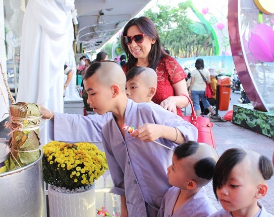 Phi Nhung dao pho Sai Gon cung cac con nuoi hinh anh