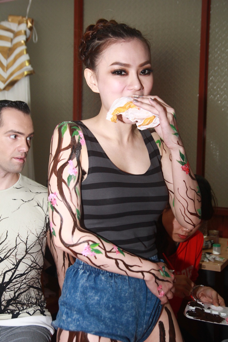 Thu Thuy an voi truoc gio thi khieu vu hinh anh