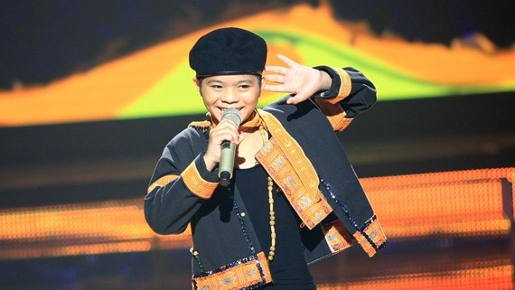 Quang Anh khien fan thich thu khi hat 'Tinh yeu mau nang' hinh anh