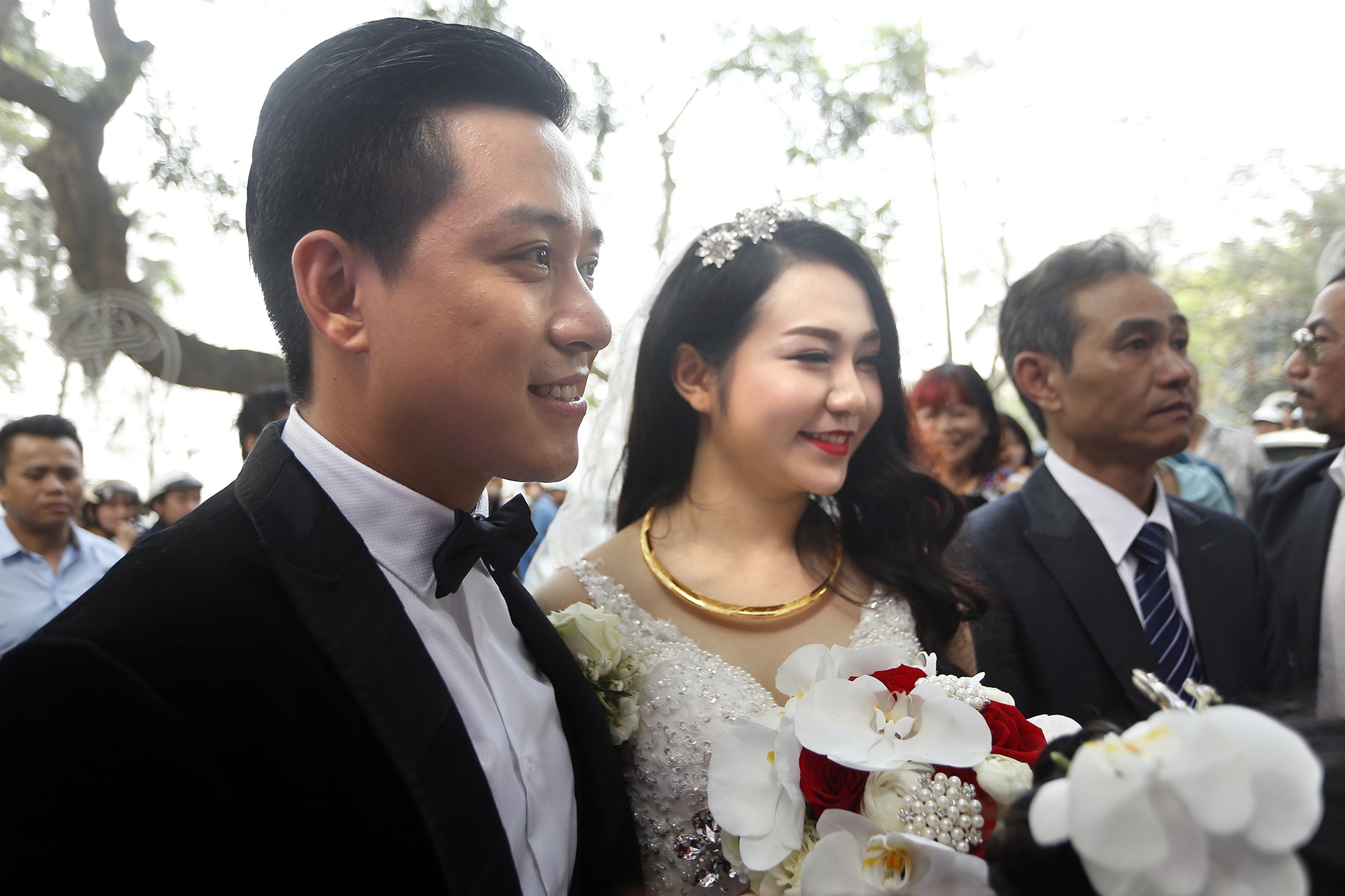 Hot girl Hà thành - Hương Baby - rạng rỡ bên chú rể Tuấn Hưng trong lễ rước dâu. 