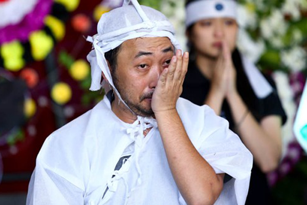 Dao dien Quang Dung roi le tien cha ve noi an nghi hinh anh