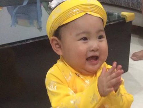 Con gai HH Huong Giang ngo nghinh dien ao dai khan dong hinh anh