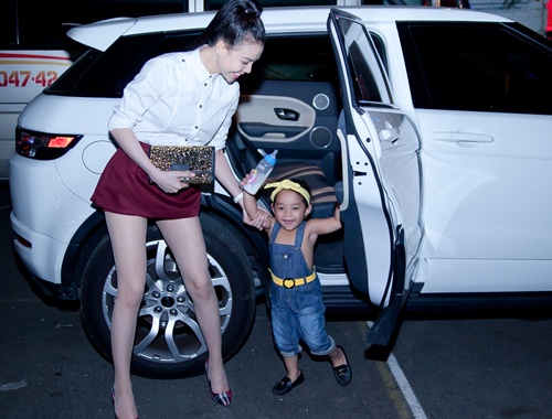 Tra Ngoc Hang dua chau gai di choi tren xe bac ty hinh anh