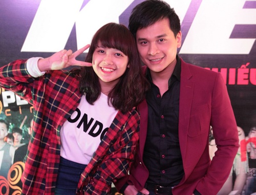 MC dien trai Danh Tung di xem phim cung hot girl hinh anh