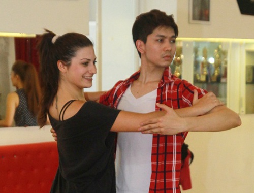 Thi sinh 'Buoc nhay hoan vu' can tai doi thu truoc gio thi hinh anh