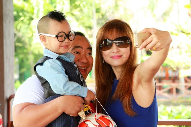 Hieu Hien tran tinh chuyen vo bi to 'cam nham' dien thoai hinh anh