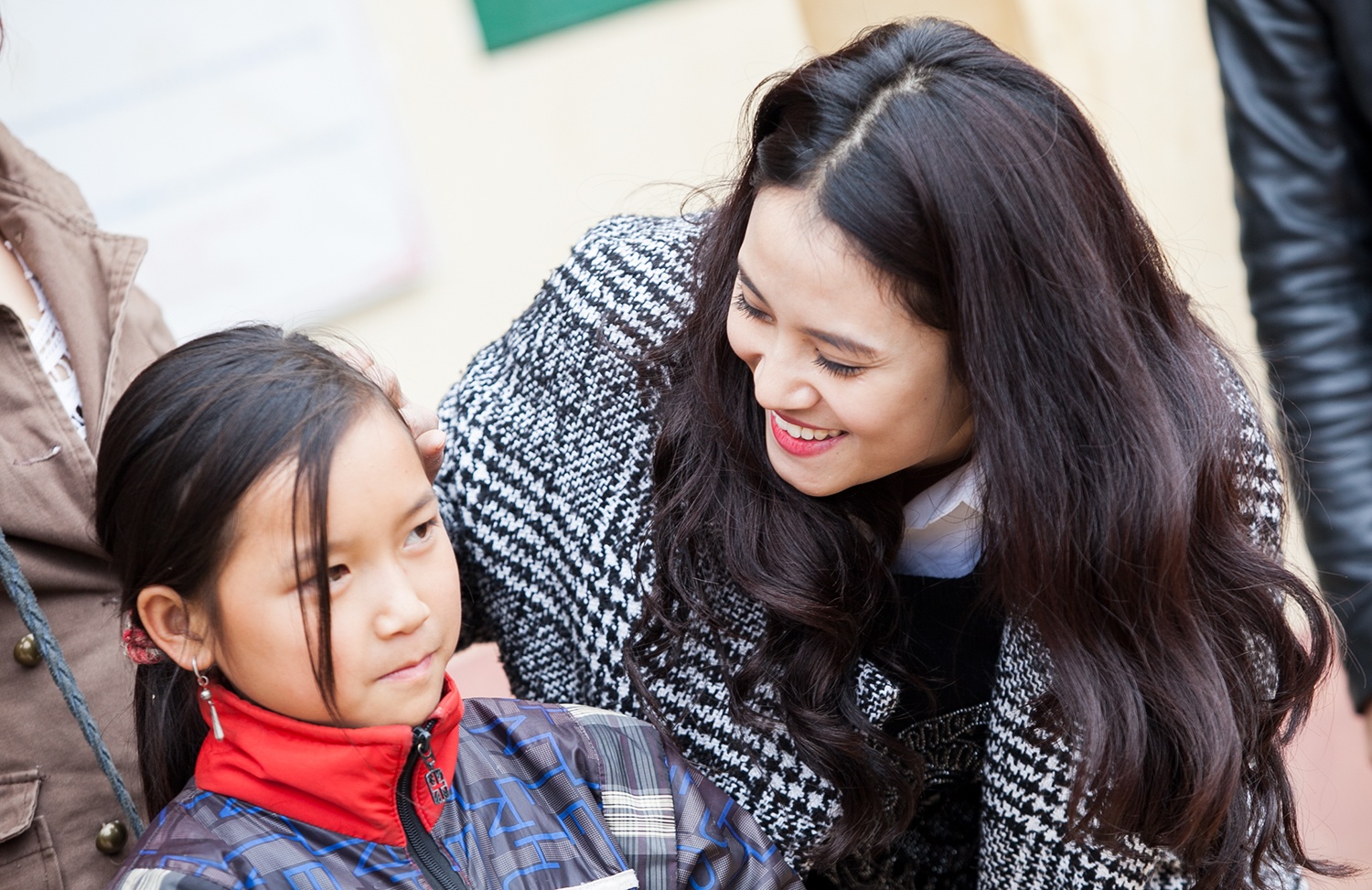 Hoa hau bien Van Anh tang sach ao cho tre em nguoi Dao hinh anh