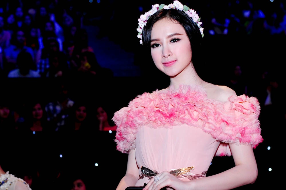 Angela Phuong Trinh mac nhu cong chua di xem thi nhay hinh anh