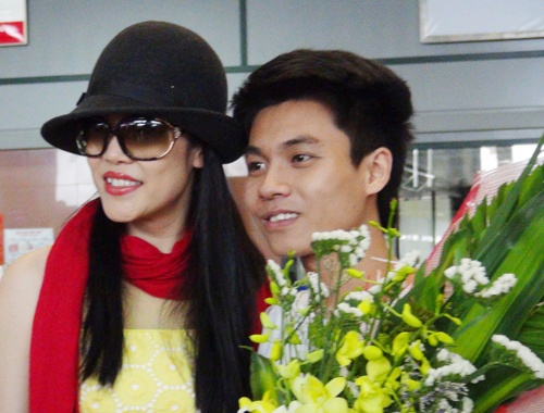 Thu Phuong va chong duoc chao don ngay tro ve Ha Noi hinh anh