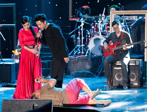 Hieu Hien nam tren san khau chup hinh Tuan Hung - Phi Nhung hinh anh