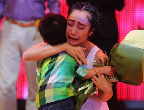 Oc Thanh Van bat khoc khi con trai len san khau tang hoa hinh anh