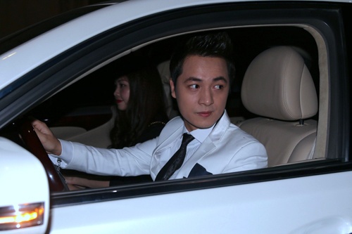 Dang Khoi lai xe tien ty di dien cung vo hinh anh