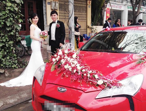 Minh Vuong M4U don dau voi xe hop do ruc hinh anh