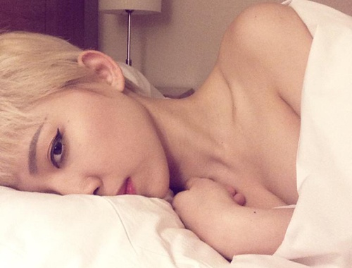 Toc Tien khoe anh tren giuong ngu giong Miley Cyrus hinh anh