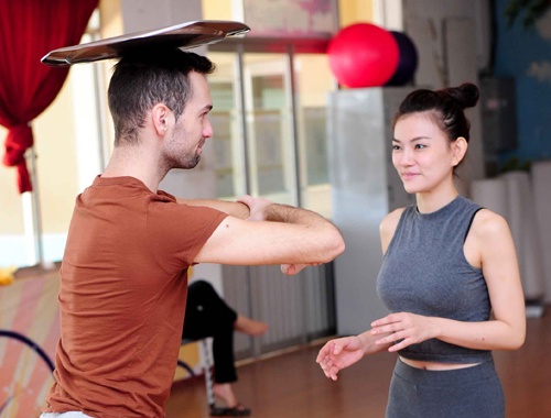 Thu Thuy cung ban nhay ngoai quoc tap mua mam hinh anh