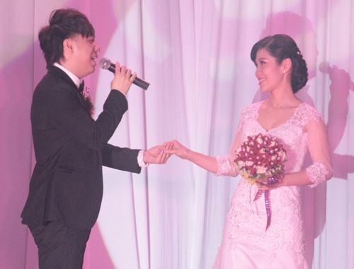 Minh Vuong M4U hat tang vo trong ngay cuoi hinh anh