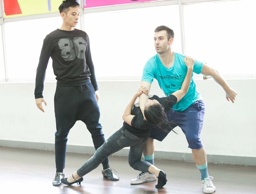 Oc Thanh Van bi treo chan truoc dem ban ket hinh anh