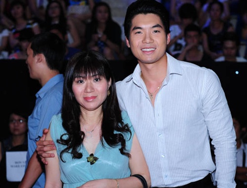 Truong Nam Thanh ru me di xem Buoc nhay hoan vu hinh anh