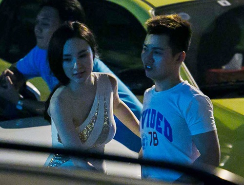 Angela Phuong Trinh duoc ban dua di tap nhay hinh anh