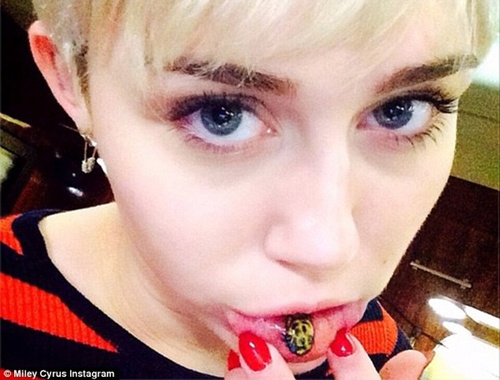 Miley Cyrus de lo hinh xam moi trong moi hinh anh
