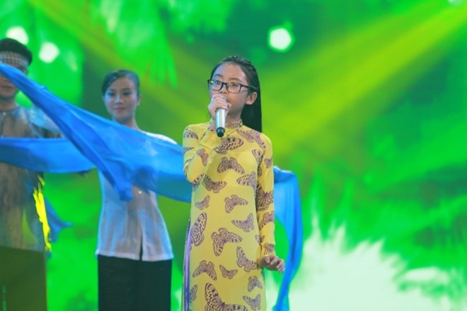 Que em mua nuoc lu - Phuong My Chi - Bai hat yeu thich hinh anh