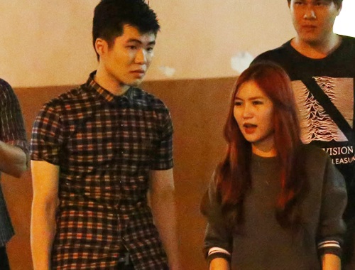 Huong Tram co vu anh trai thi hat hinh anh