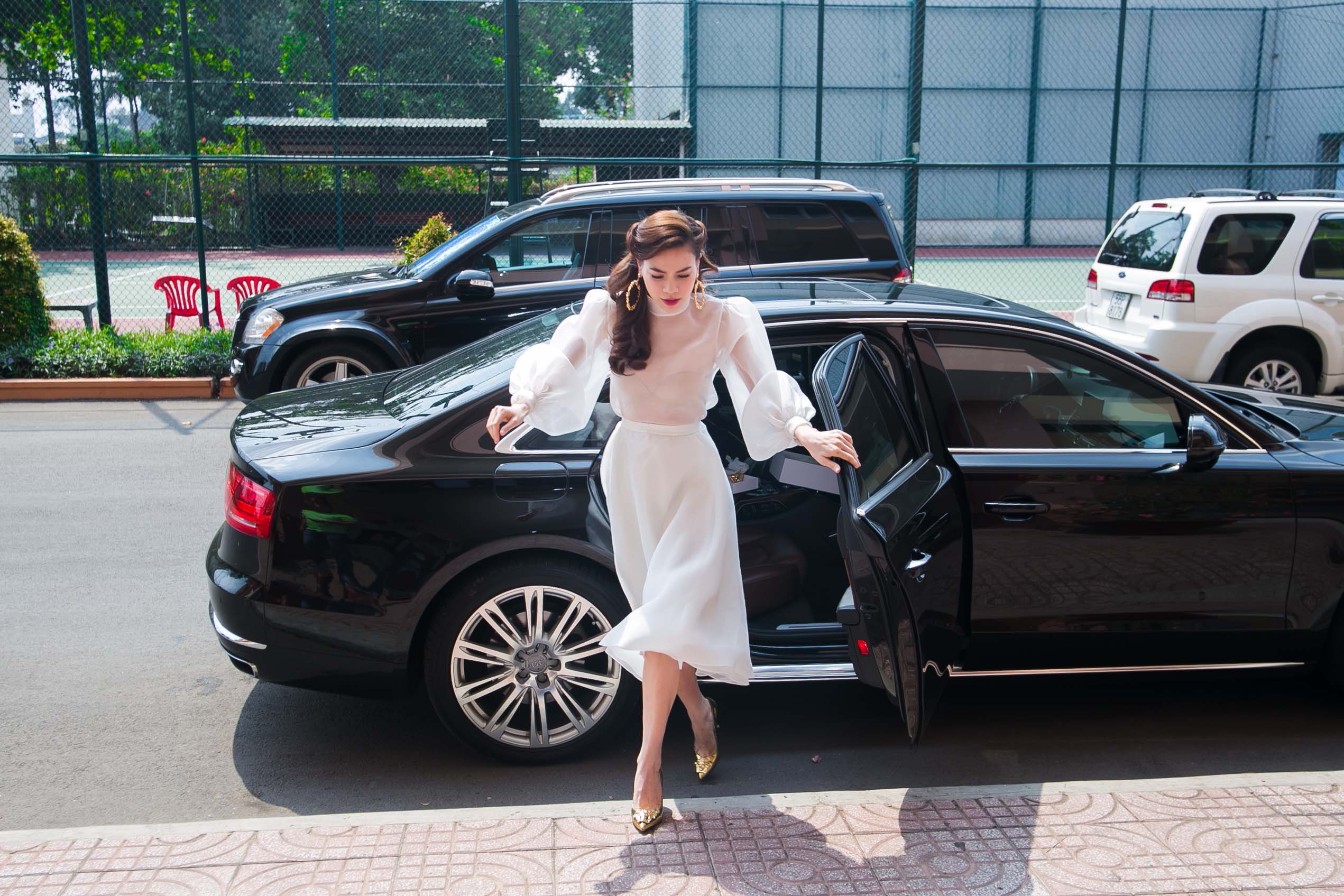 Ho Ngoc Ha di xe sang cham thi hat hinh anh