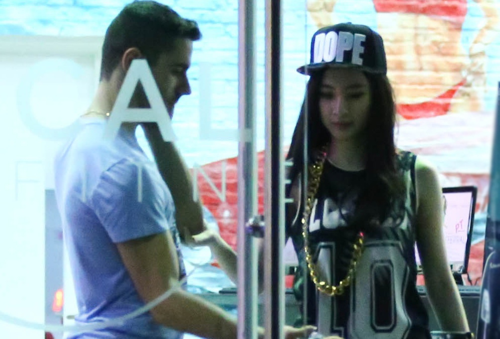 Angela Phuong Trinh cung vu cong ngoai quoc di choi khuya hinh anh