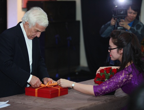 Nghe si duong cam cua the ky thich thu khi fan Viet tang qua hinh anh