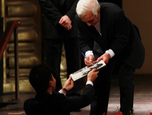 Nghe si duong cam the ky ky tang fan Viet tren san khau hinh anh