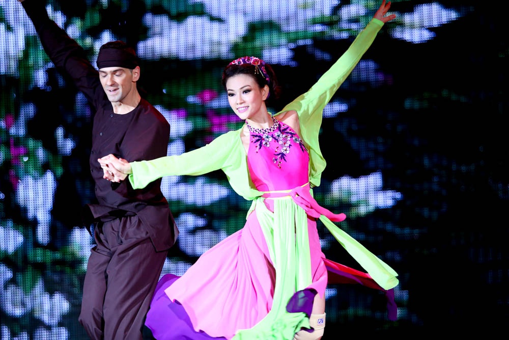 Thu Thuy hoa Thi Mau tren san khau BNHV hinh anh