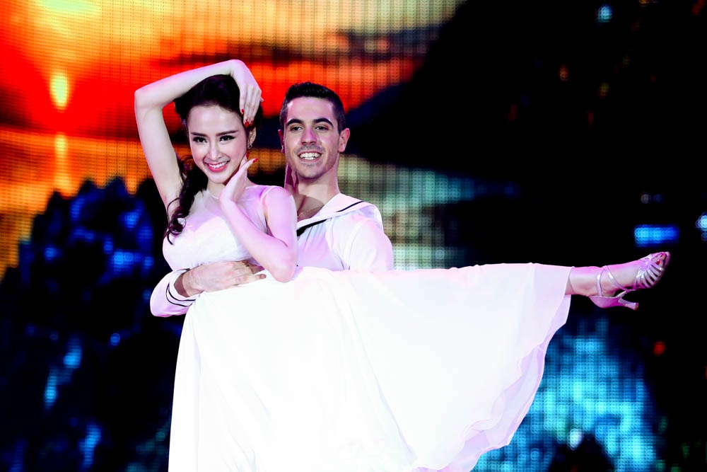 Angela Phuong Trinh vai tran sexy tren san khieu vu hinh anh