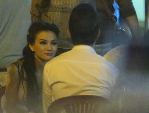 Ban trai dua Thu Thuy di an khuya sau khi gianh cup vang hinh anh