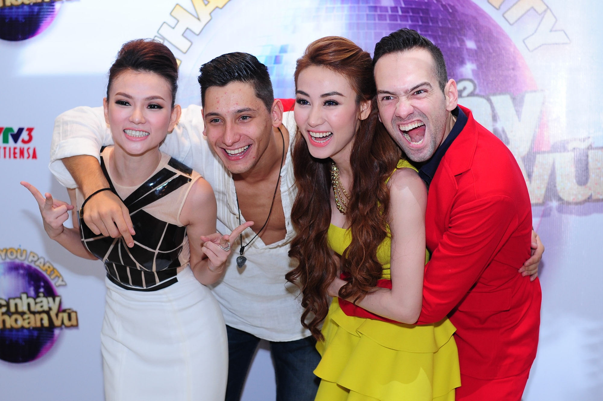 Thu Thuy, Ngan Khanh rang ro trong tiec mung chien thang hinh anh