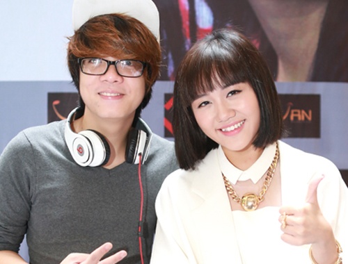 Bui Anh Tuan toi chuc mung Van Mai Huong hinh anh