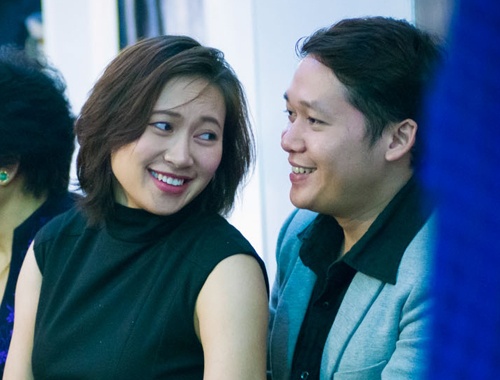 Khanh Linh cung ban trai di du tiec hinh anh