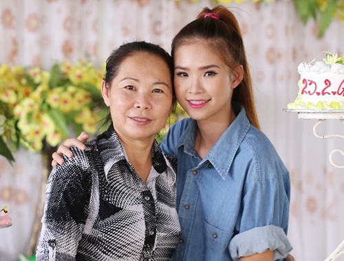 Khoi My lan dau to chuc sinh nhat cho me hinh anh